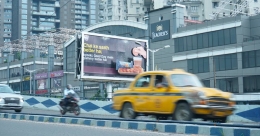 Britannia Butter Cookies dip into steaming chai with Coral Media’s 3D monsoon billboard